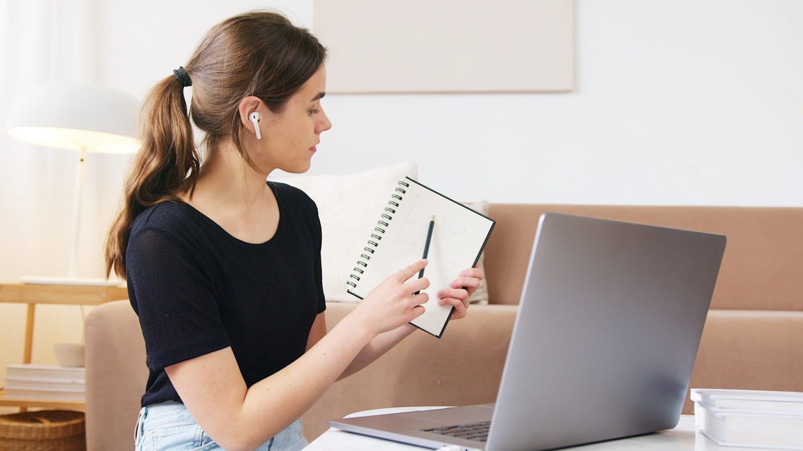 woman teaching online limited time bonus to make sale