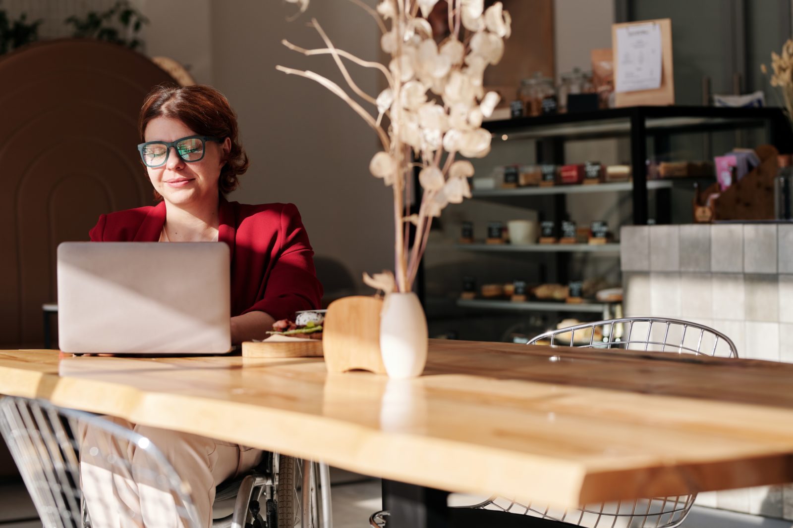 woman sitting on laptop online course bundles