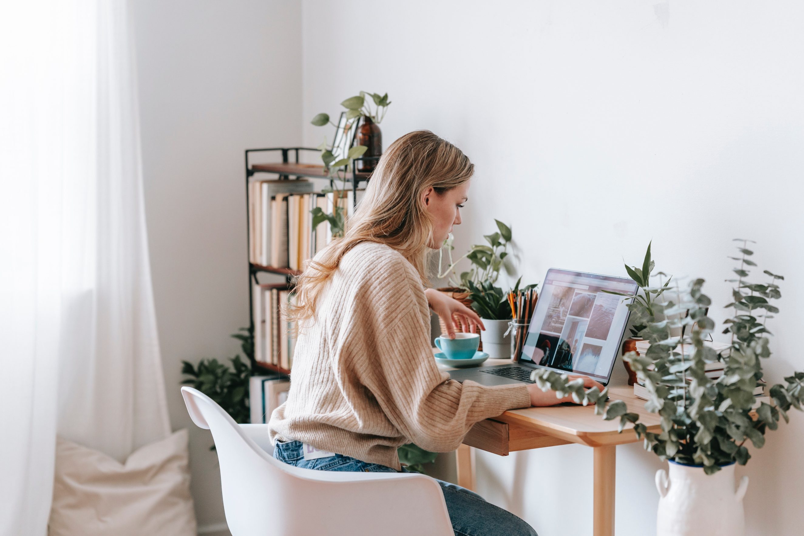 person using launch email calendar